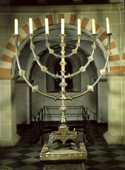 Der siebenarmige Essener Leuchter, entstanden um das Jahr 1000, ist aus Bronze gegossen. Er ist die älteste erhaltene, christliche Nachbildung des jüdischen Tempelleuchters. (Quelle: &copy; Domschatzkammer, Essen)